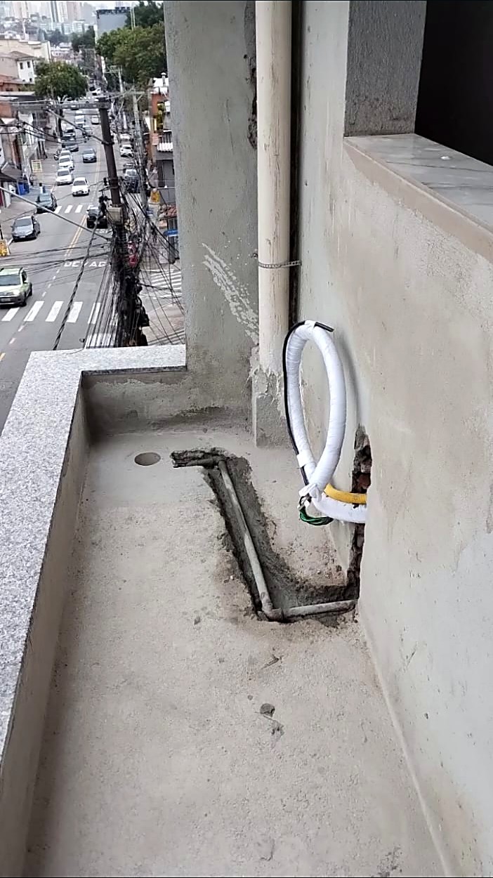 Tubulação e dreno preparados para ar-condicionado em obra